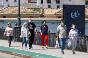 Ciudadanos paseando por el puente de triana en el primer día del uso obligatorio de mascarillas por el Covid-19. / Foto: Archivo / Eduardo Briones. / Europa Press.