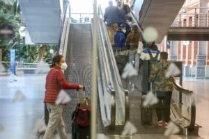 Pasajeros acceden a la rampa del AVE en la estación de tren Madrid-Puerta de Atocha, en Madrid. / Foto: Ricardo Rubio. / Europa Press.