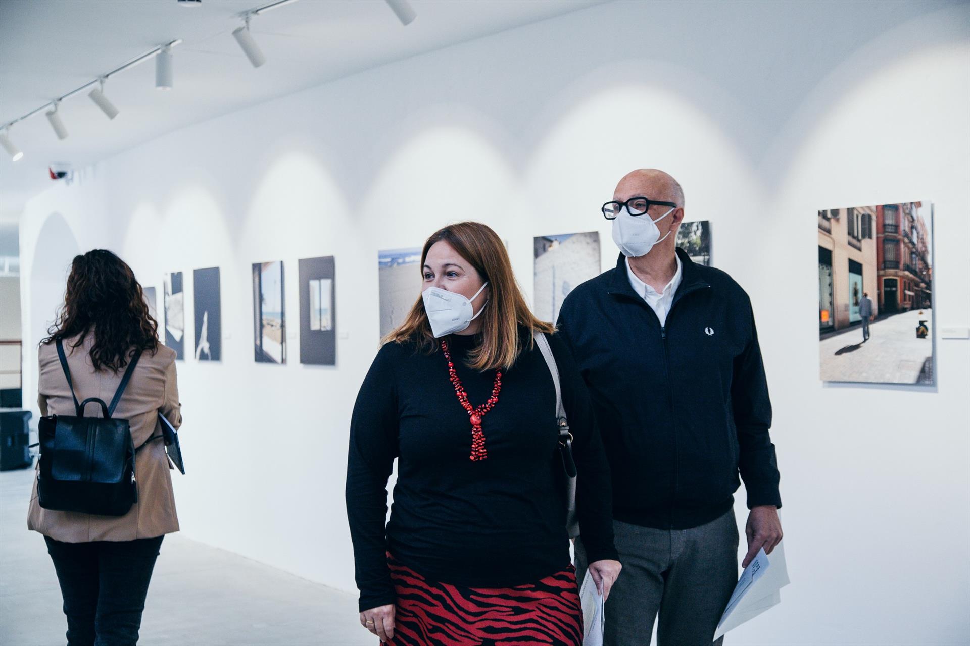 Muestra de fotografía móvil ‘Smart Gallery: Extraños en la ciudad'. / Foto: Diputación de Málaga. / Europa Press.