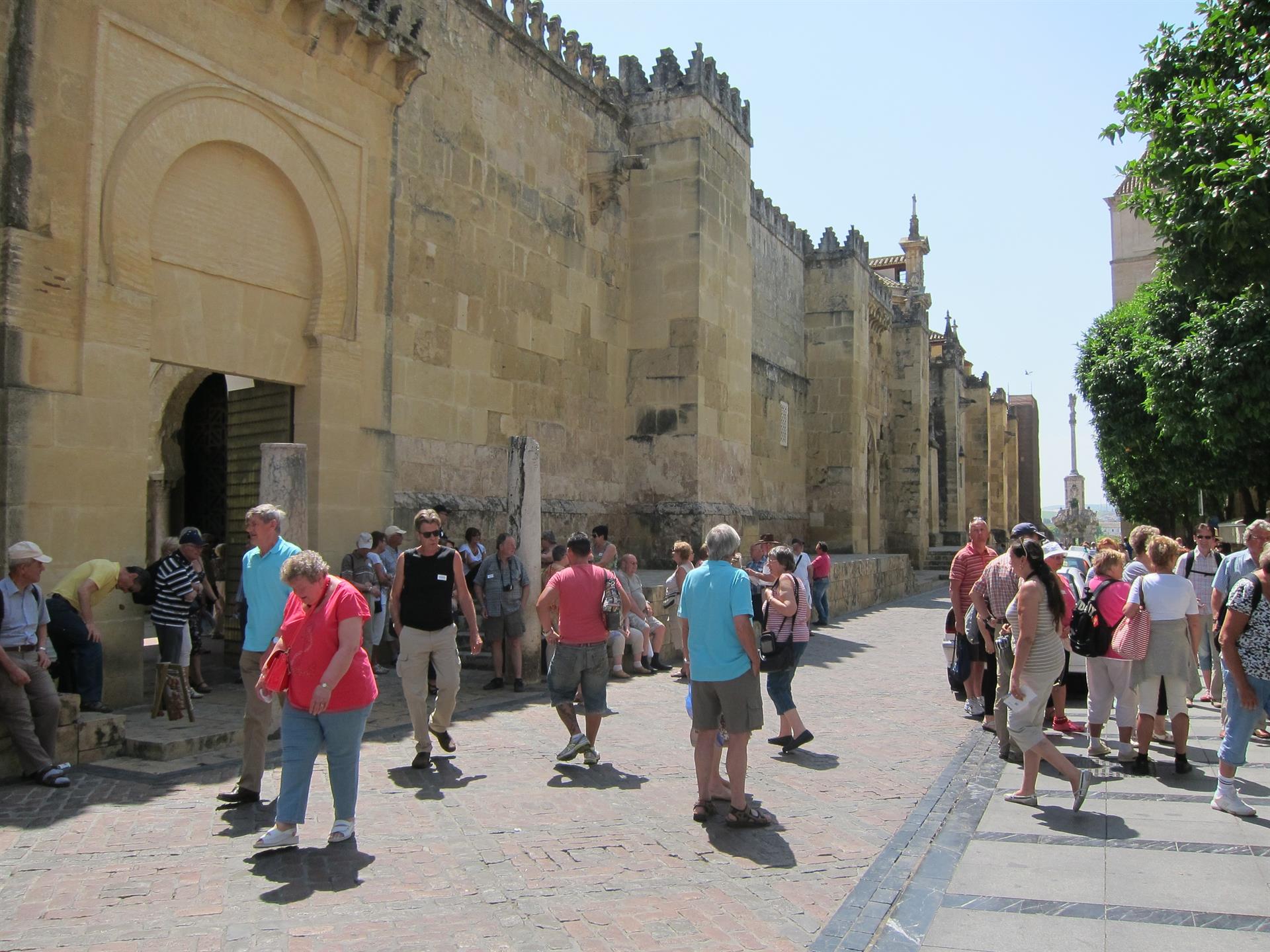 Turistas junto a la Mezquita-Catedral. / Foto: Archivo. / Europa Press.