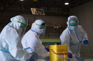 Sanitarios trabajando durante las pruebas de cribado de covid-19. / Foto: María José López. / Europa Press.