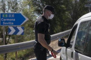 Un policía nacional en un control a la entrada del pueblo sevillano de Écija. / Foto: María José López . / Europa Press.