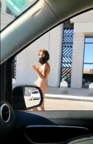 El 'hombre desnudo' de Granada se deja ver en el aeropuerto de Málaga