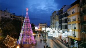 La iluminación artística para la Navidad 2020 ya adorna las calles y plazas de Puente Genil. / Foto: Ayuntamiento de Puente Genil.