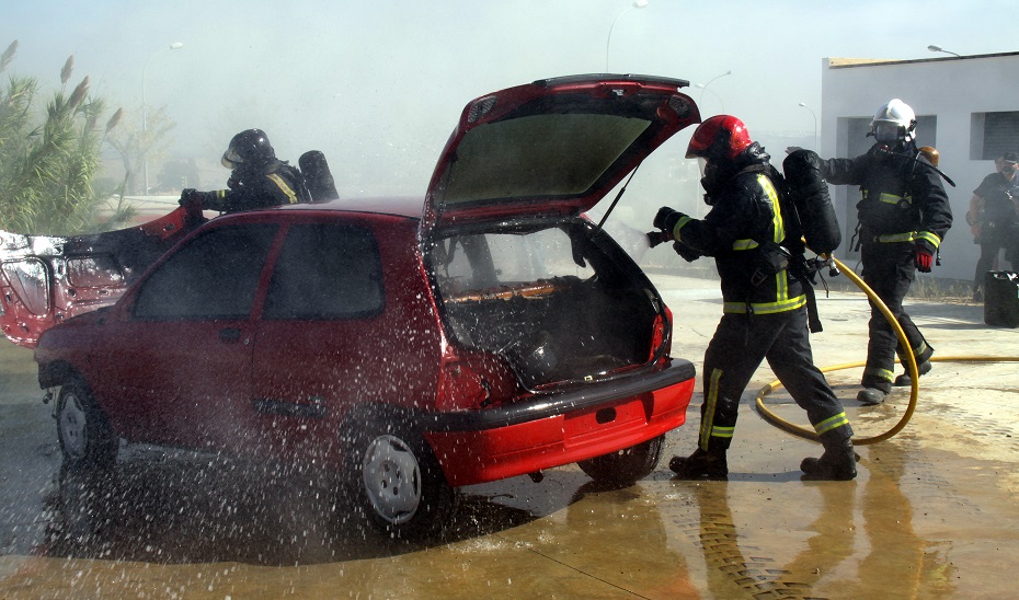 Bomberos extinguen incendio de vehículo. / Foto: Archivo / Junta de Andalucía.