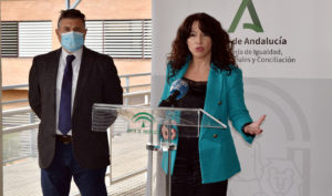 La consejera de Igualdad, Políticas Sociales y Conciliación, Rocío Ruiz, durante el anuncio de la ampliación en 5,5 millones de programa de la Tarjeta Monedero para familias vulnerables por el Covid-19. / Foto: Junta de Andalucía.