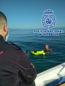 Arrestado un presunto agresor sexual que permaneció dos horas en el mar para evitar la detención