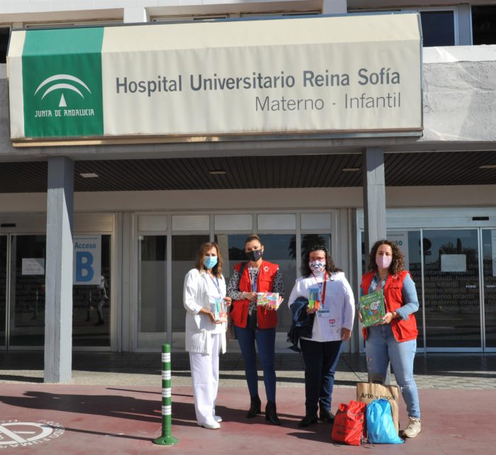 Cruz Roja Córdoba entrega material para amenizar la estancia de niños hospitalizados