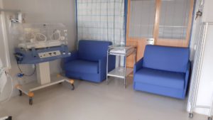 Donan 8 sillones-cama al Hospital de Antequera para mejorar el descanso de acompañantes de menores