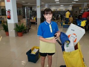 Una niña granadina gana el tercer premio de un certamen de Correos