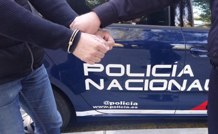 Un hombre dice ser policía "en misión secreta" para saltarse el toque de queda