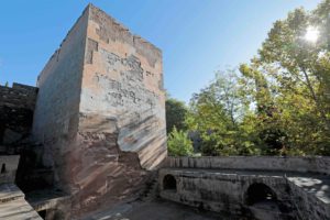 La Alhambra interviene en la cubierta de la Torre de las Cabezas para mejorar su estado de conservación. / Foto: Patronato de la Alhambra. / Europa Press.