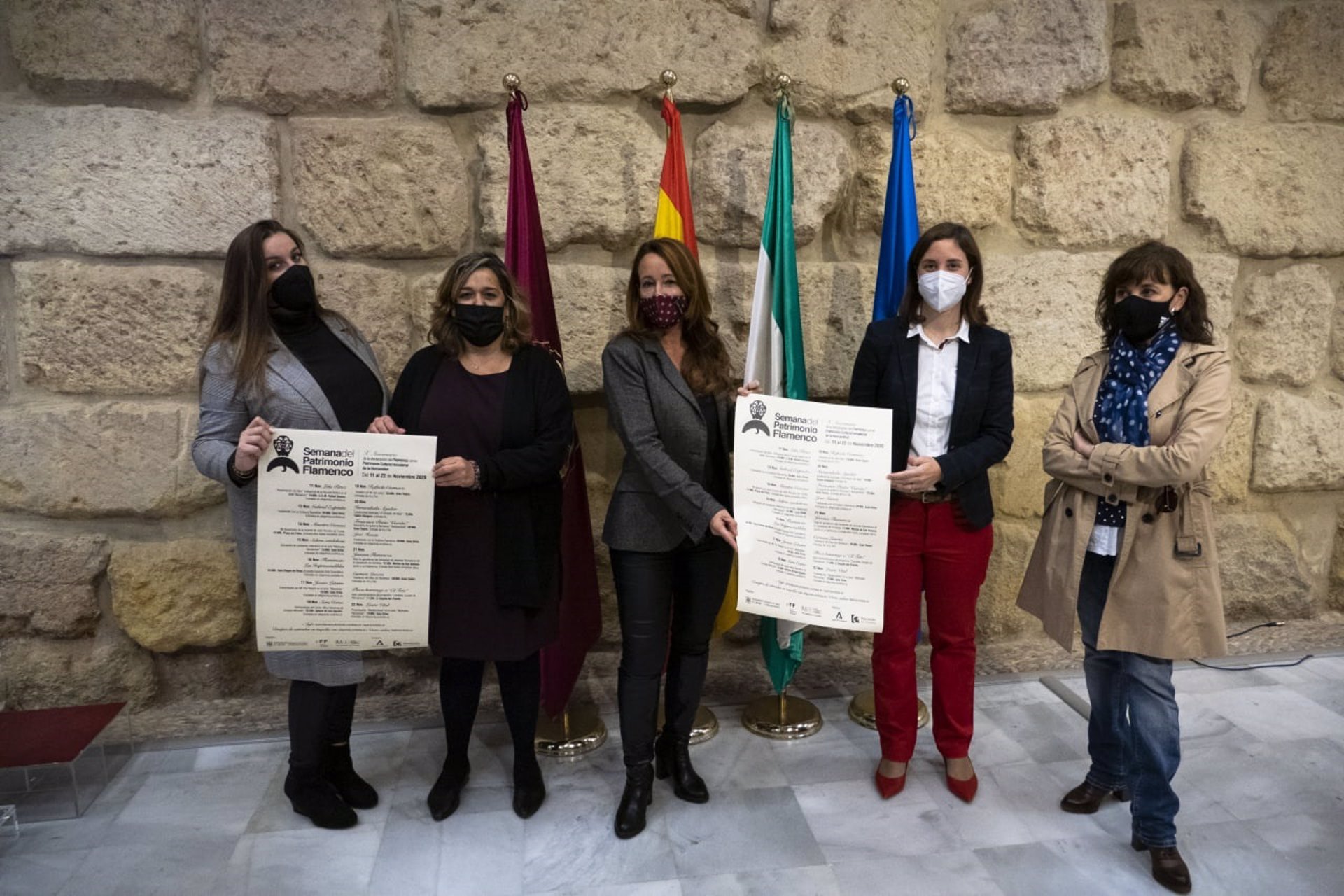 La teniente de alcalde de Cultura en el Ayuntamiento de Córdoba, Marian Aguilar (centro), entre la diputada de Cultura, Salud Navajas (segunda por la izda.) y la delegada del ramo de la Junta, Cristina Casanueva (cuarta), durante la presentación. / Foto: Ayuntamiento de Córdoba. / Europa Press.