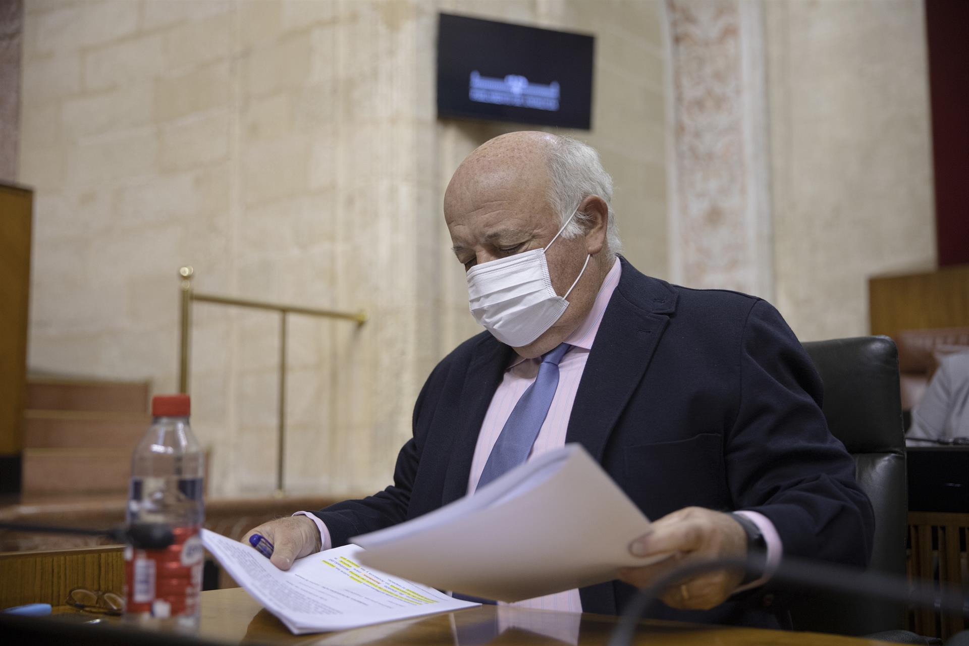 El consejero de Salud, Jesús Aguirre, en el Pleno del Parlamento. / Foto: María José López. / Europa Press.