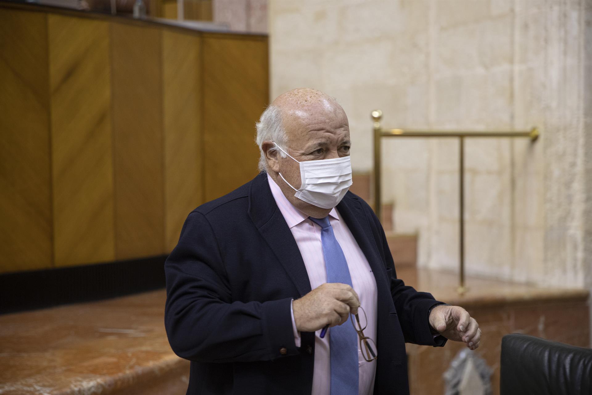 El consejero de Salud y Familias, Jesús Aguirre, minutos antes de su comparecencia en la primera jornada del Pleno del Parlamento de Andalucía. / Foto: María José López. / Europa Press.