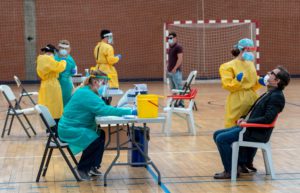 Sanitarios trabajando durante las pruebas de cribado de covid-19 con test de antígenos en el pabellón deportivo de 'El Paraguas'. / Foto: Eduardo Briones. / Europa Press.