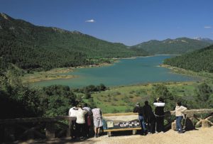 Turistas observan el pantano del Tranco. / Foto: Archivo / Diputación de Jaén. / Europa Press.