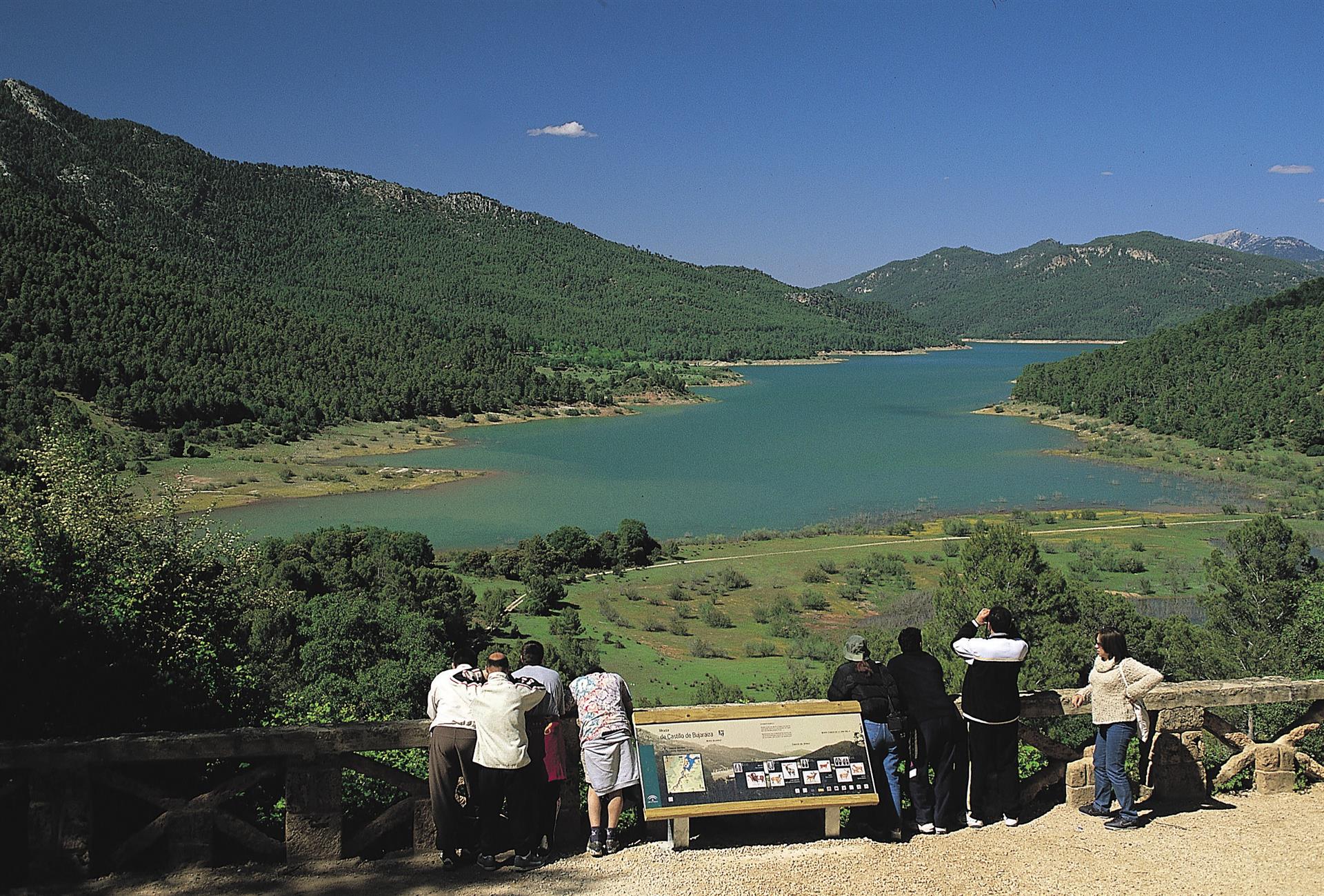 Turistas observan el pantano del Tranco. / Foto: Archivo / Diputación de Jaén. / Europa Press.