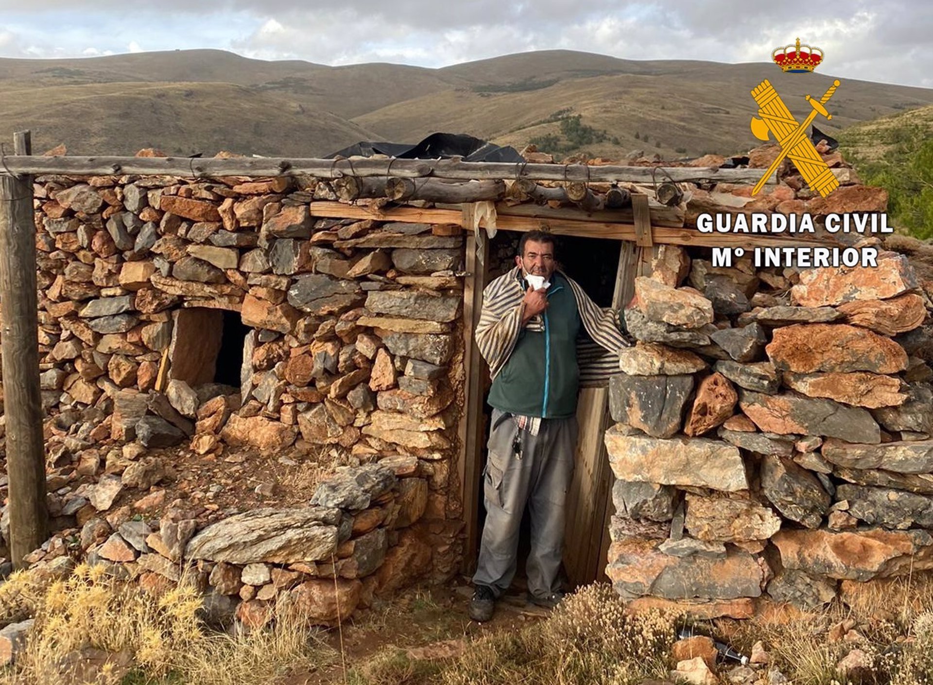 Imagen de un rescatado por la Guardia Civil de Almería tras extraviarse en la sierra de Gádor. / Foto: Guardia Civil de Almería. / Europa Press.