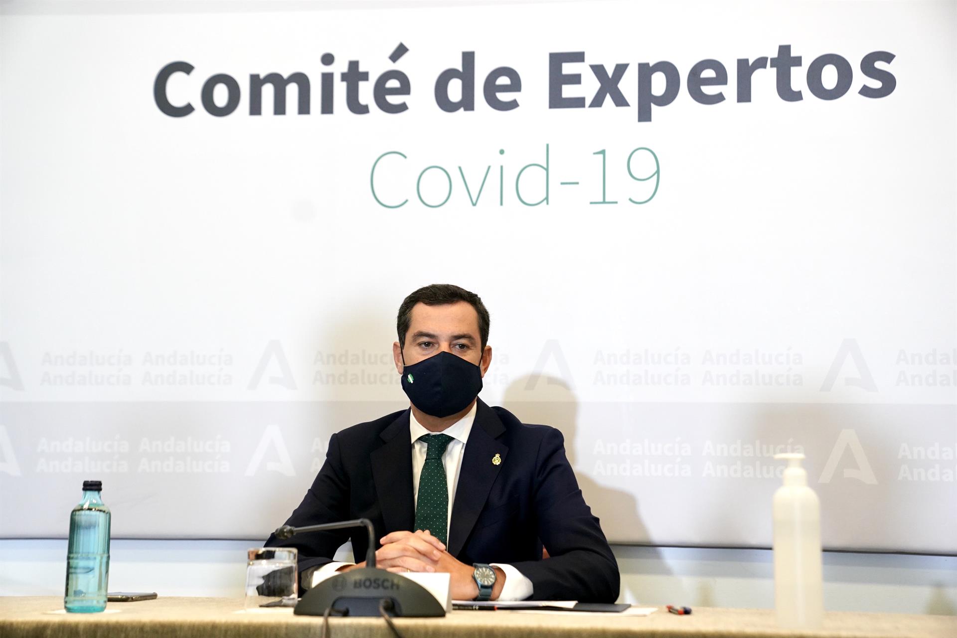 El presidente de la Junta de Andalucía, Juanma Moreno, preside una reunión del Comité de Expertos de COVID-19. / Foto: Jesús Morón /Junta de Andalucía. / Europa Press.