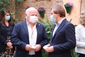 Jesús Aguirre (izda.) habla con el delegado del Gobierno andaluz en Córdoba, Antonio Repullo. / Foto: Junta de Andalucía. / Europa Press.