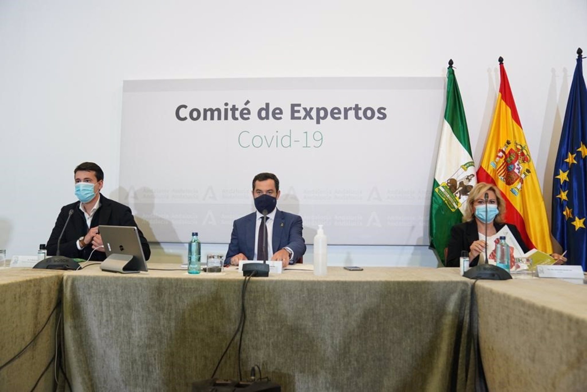 El presidente de la Junta de Andalucía, Juanma Moreno, preside la reunión del comité de expertos para la pandemia del Covid-19. / Foto: Junta de Andalucía. / Europa Press.