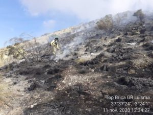 Trabajos de extinción del incendio forestal de Huelma (Jaén). / Foto: Infoca. / Europa Press.