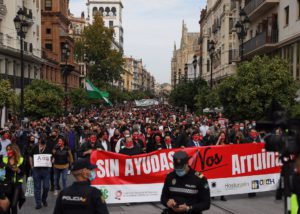 Manifestación de los hosteleros en Sevilla bajo el lema 'Sin ayudas nos arruinan'. / Foto: María José López. / Europa Press.