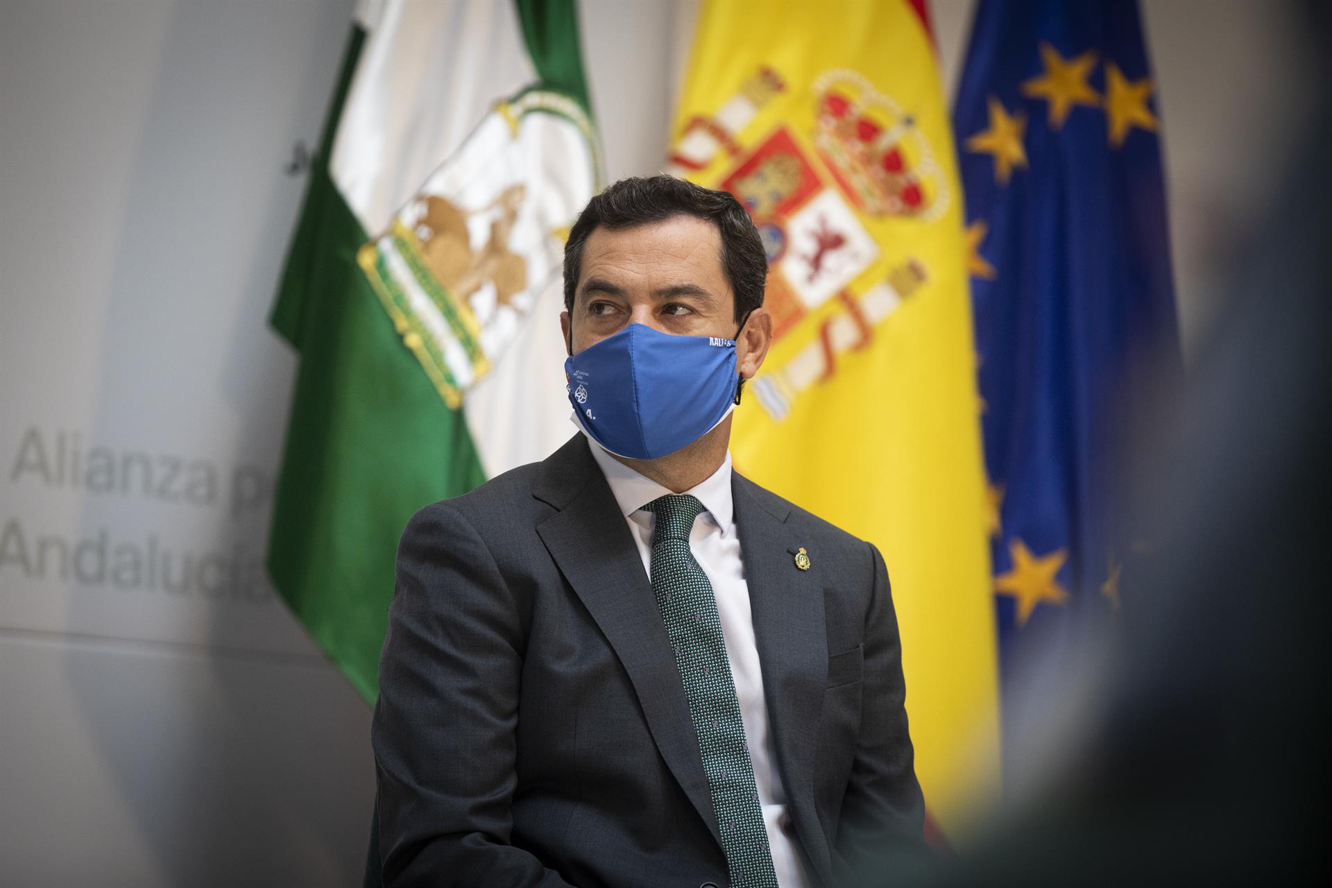 El presidente de la Junta de Andalucía, Juanma Moreno, durante su reunión en San Telmo con representantes de la Asociación Andaluza de Mujeres Empresarias del Sector del Medio Ambiente (Ansemac). / Foto: María José López. / Europa Press.