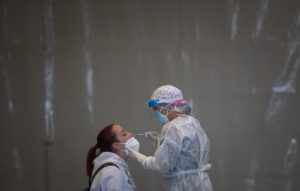 Sanitarios trabajando durante las pruebas de cribado de covid-19 con test de antígenos en pabellones deportivos de la ciudad. En el Pabellón Deportivo Pino Montano. / Foto: María José López. / Europa Press.