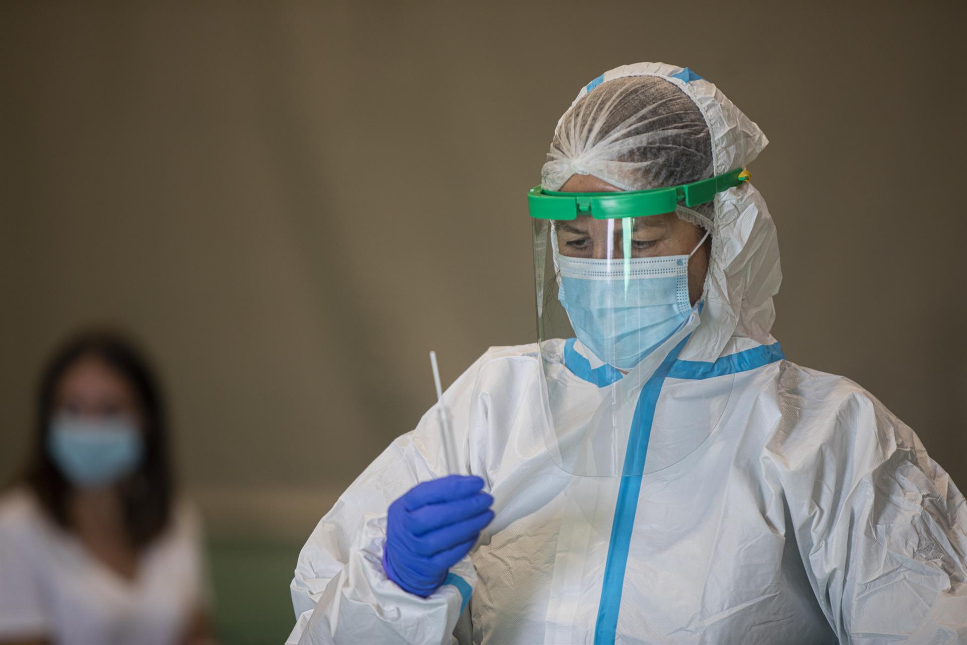 Una sanitaria con una muestra durante las pruebas de cribado de covid-19 con test de antígenos en pabellones deportivos de la ciudad. / Foto: María José López. / Europa Press.