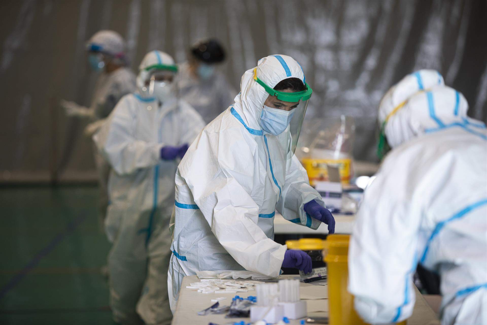 Sanitarios trabajando durante las pruebas de cribado de covid-19 con test de antígenos en pabellones deportivos de la ciudad. / Foto: María José López. / Europa Press.