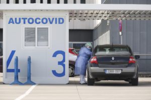 Una enfermera realiza pruebas PCR para la detección del COVID-19 en el "Autocovid". / Foto: Jorge Peteiro. / Europa Press.