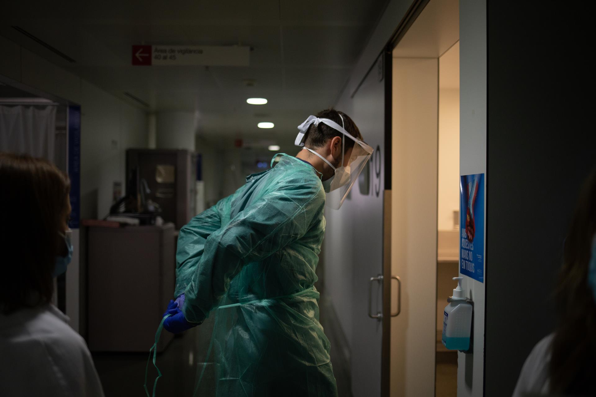 Un médico entra en una de las habitaciones de la Unidad de Cuidados Intensivos. / Foto: David Zorrakino. / Europa Press.