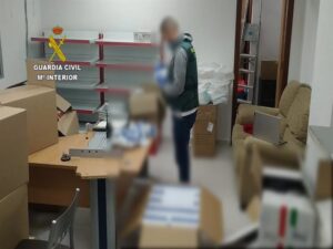 La Guardia Civil descubre la realización de pruebas de coronavirus en una ferretería de la Pobla de Vallbona y en un bazar de Manises. / Foto: Guardia Civil.