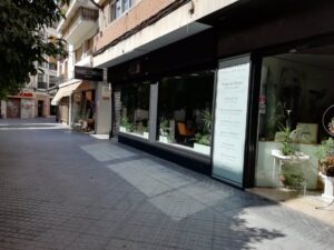 Comercios en una calle de Córdoba capital. / Foto: Archivo. / Europa Press.