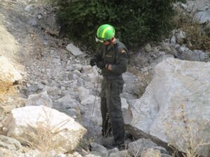 Un artificiero de los Tedax-NRBQ trabaja en la desactivación del proyectil. / Foto: Archivo / Guardia Civil. / Europa Press.