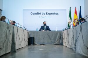 El presidente de la Junta de Andalucía, Juanma Moreno, preside la reunión del Comité de Expertos de COVID-19. / Foto: Archivo / Jesús Morón / Junta de Andalucía. / Europa Press.