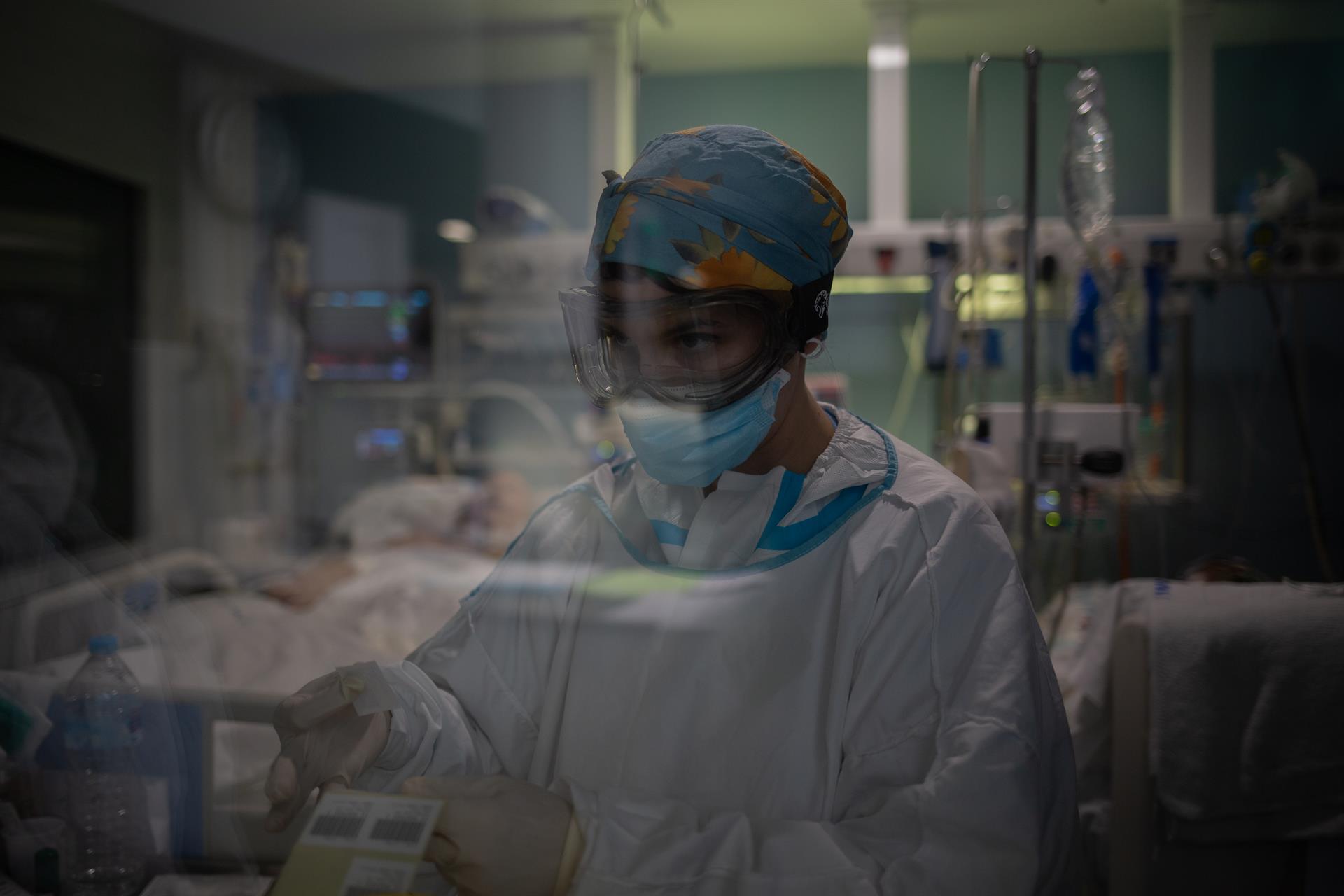 Un trabajador sanitario protegido en la Unidad de Cuidados Intensivos. / Foto: David Zorrakino. / Europa Press.