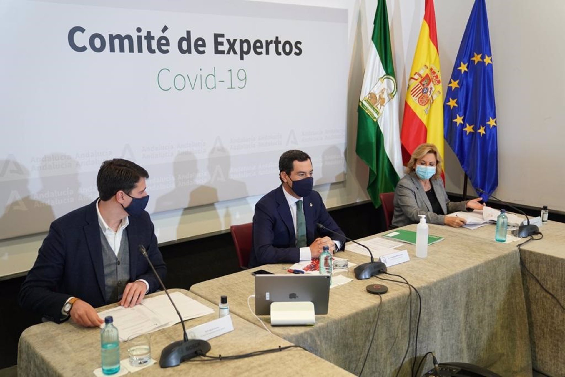 El presidente de la Junta de Andalucía, Juanma Moreno (en el centro), preside en el Palacio de San Telmo la reunión del comité de expertos para decidir nuevas medidas para frenar la pandemia del coronavirus. / Foto: Junta de Andalucía. / Europa Press.