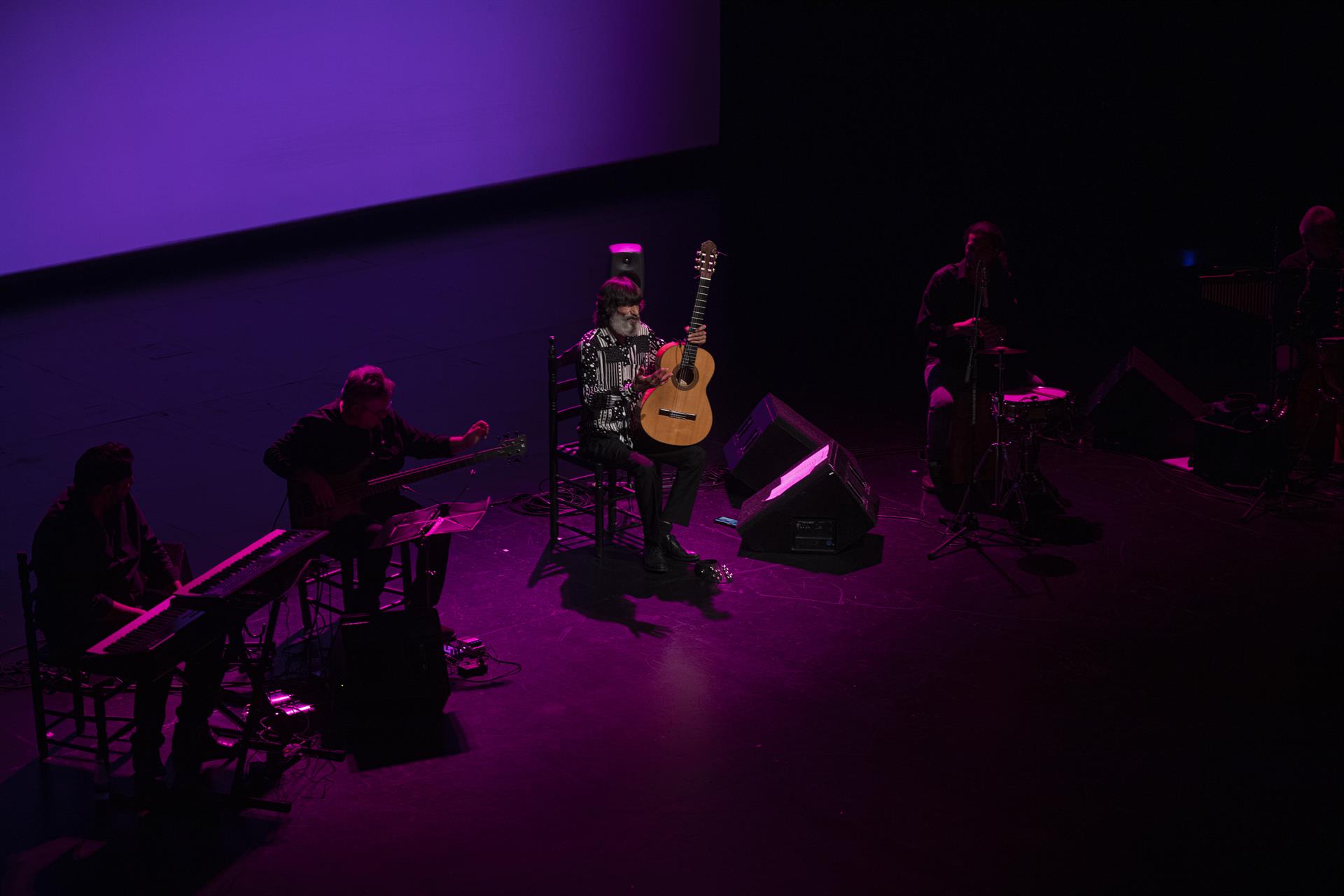 Concierto 'La voz de mi guitarra', de Emilio Caracafé, en el Teatro Central, con motivo del décimo aniversario de la declaración del Flamenco como Patrimonio Cultural Inmaterial de la Humanidad. / Foto: Archivo / María José López. / Europa Press.