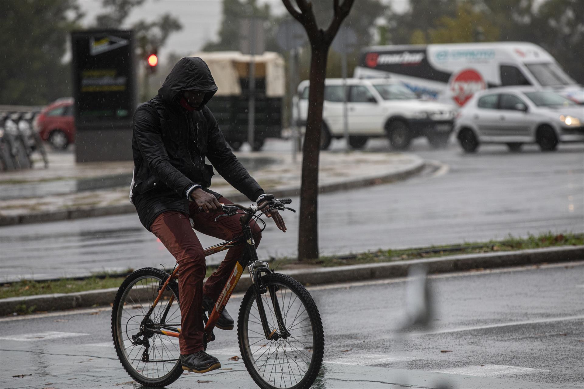 Un hombre circula en bicicleta bajo la lluvia. / Foto: María José López. / Europa Press.