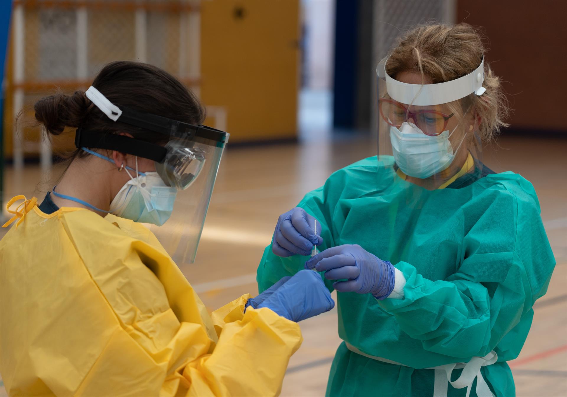 Sanitarios trabajando durante las pruebas de cribado de covid-19 con test de antígenos en el pabellón deportivo de 'El Paraguas'. / Foto: Eduardo Briones. / Europa Press.