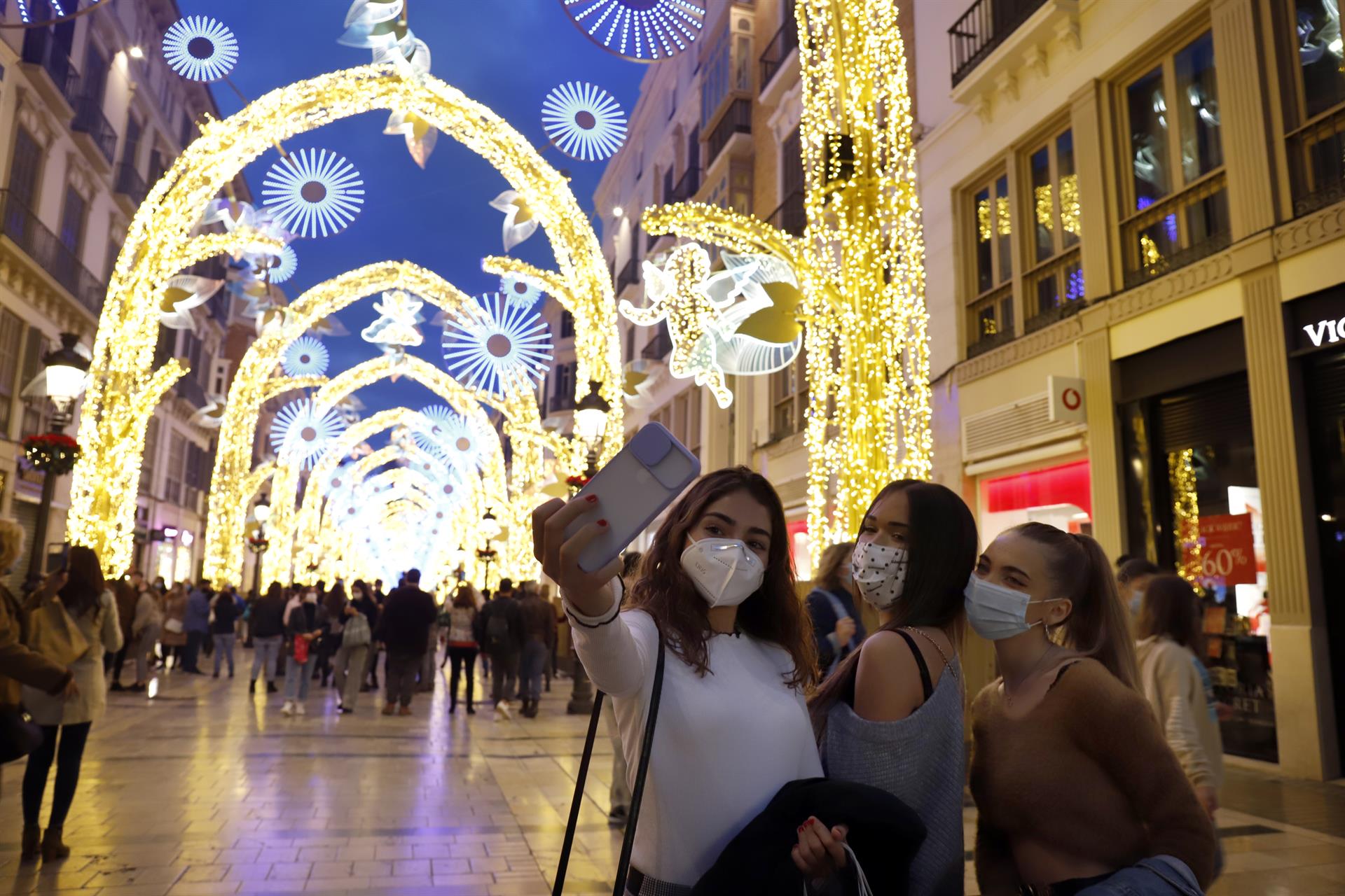 Inauguración de las luces navideñas en la céntrica calle Larios de Málaga, que este año no celebrará su tradicional espectáculo de luz y sonido ha causa de las restricciones impuestas por la Covid-19. / Foto: Álex Zea. / Europa Press.