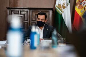 El presidente de la Junta de Andalucía, Juanma Moreno, en una reunión del Comité Director de Alertas. / Foto: Archivo / Junta de Andalucía. / Europa Press.