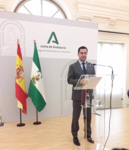 El presidente de la Junta de Andalucía, Juanma Moreno, en rueda de prensa en Granada. / Foto: Europa Press.