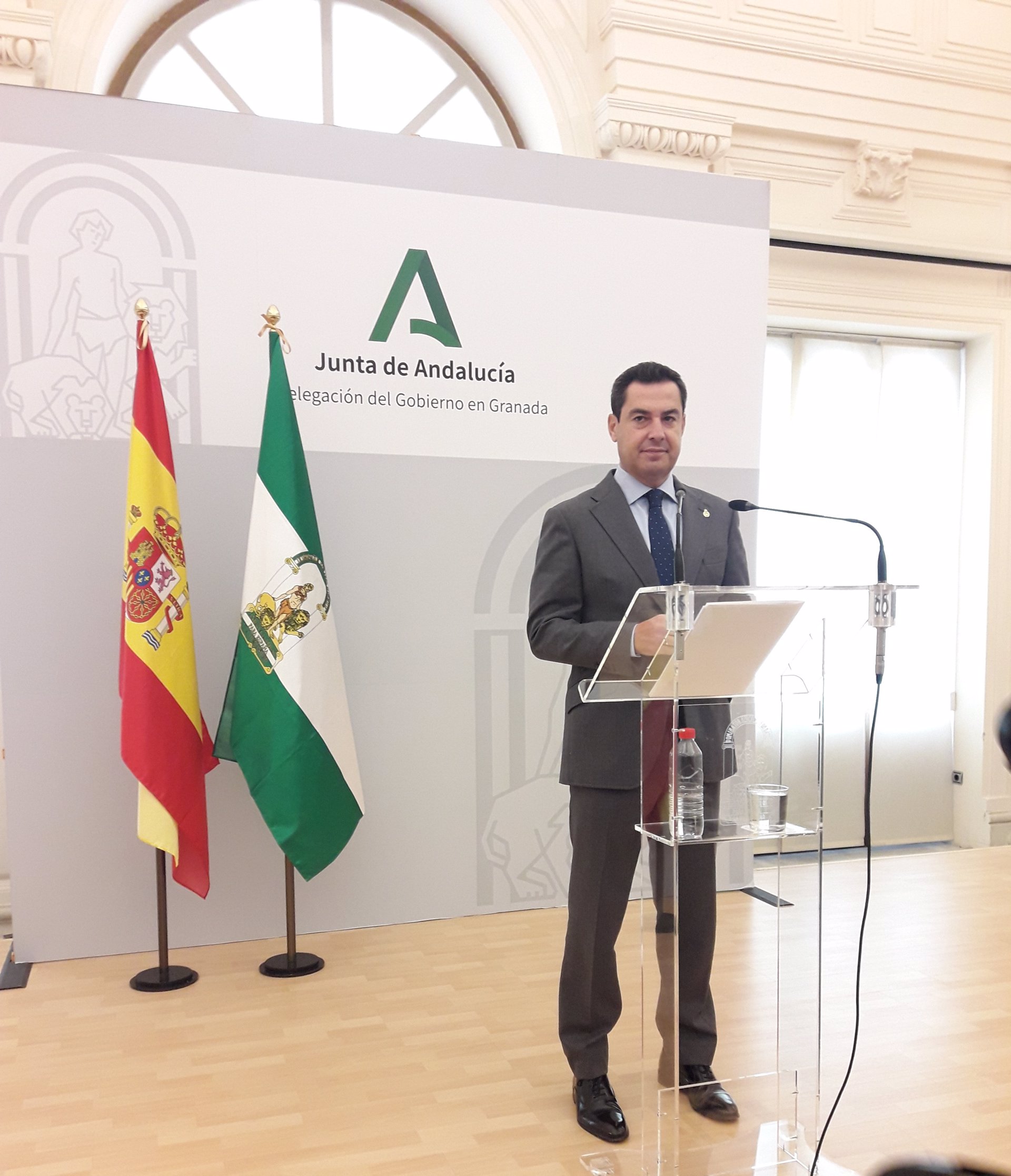 El presidente de la Junta de Andalucía, Juanma Moreno, en rueda de prensa en Granada. / Foto: Europa Press.