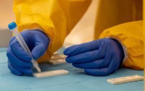 Una sanitaria atiende a una mujer durante las pruebas de cribado de covid-19 con test de antígenos en el pabellón deportivo de 'El Paraguas'. / Foto: Eduardo Briones. / Europa Press.