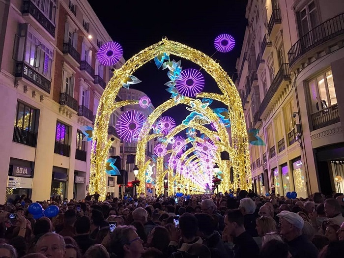 Málaga se ilumina por Navidad y para reactivar su economía