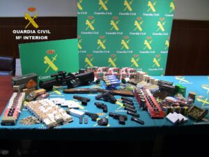 Desarticulada una red que distribuía armas detonadoras convertibles en reales